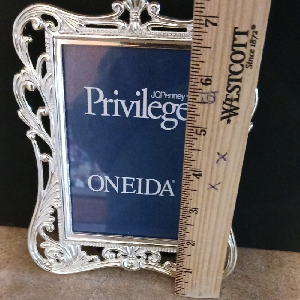 Oneida Goldtone Picture Frame - Picture 6 of 8